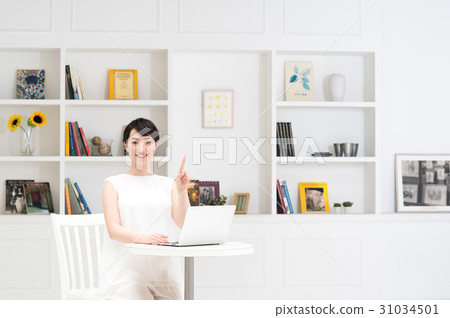 一位年輕女士(個人電腦) 一位年輕女士(個人電腦) 31034501