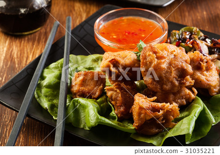 Fried chicken pieces in batter 31035221