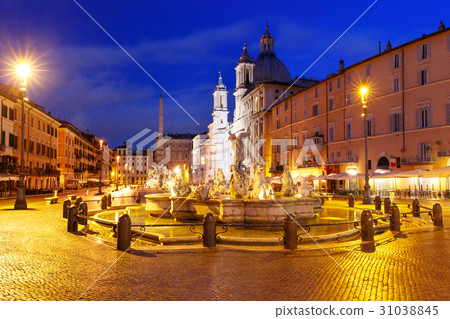 Piazza Navona Square at night, Rome, Italy. 31038845