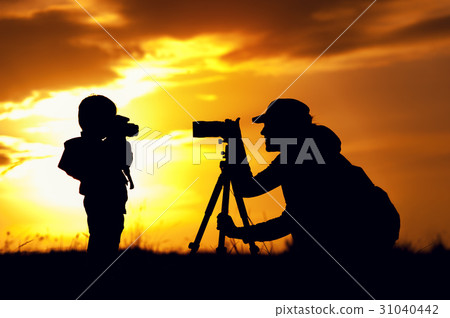 Silhouettes of mother and child taking pictures 31040442