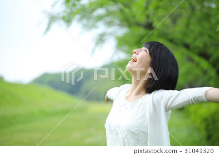 清新的綠色和女人 31041320