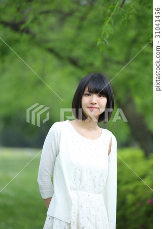 清新的綠色和女人 31041456