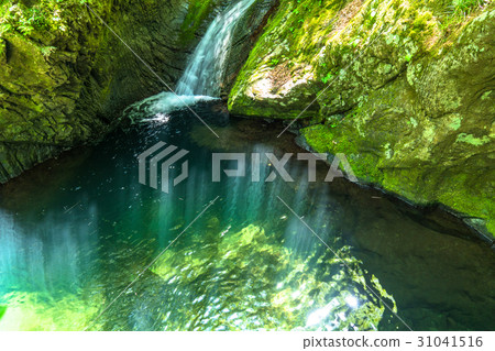 Fountain of a valley 31041516