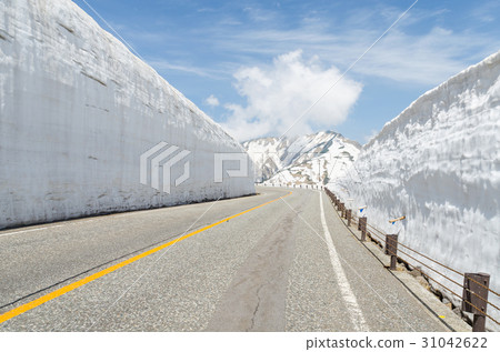 Snow wall at japan alps tateyama kurobe alpine 31042622
