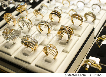 Golden rings with diamonds and other gemstones  31049656