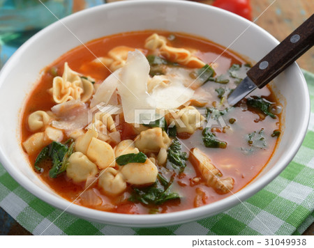 Tomato tortellini spinach soup 31049938