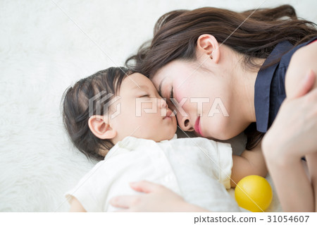 Parenting sleeping face 31054607