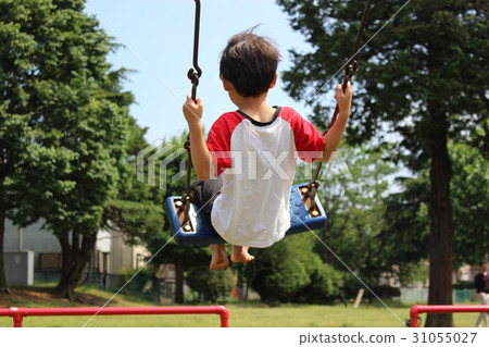 Boy playing with a swing (infant) 2 Boy playing with a swing (infant) 2 31055027