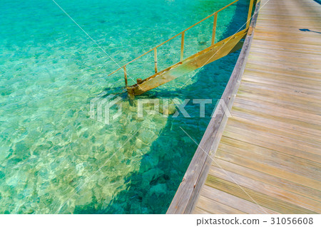Beautiful water villas in tropical Maldives island . 31056608