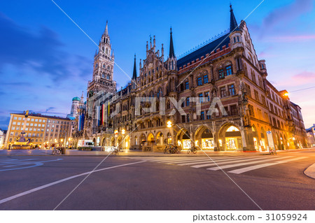 Night panorama of Marienplatz and Munich city hall Night panorama of Marienplatz and Munich city hall 31059924