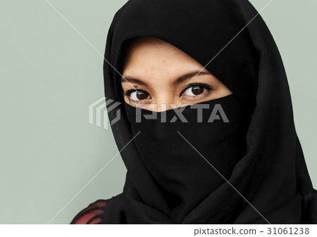 Middle eastern woman in hijab studio portrait Middle eastern woman in hijab studio portrait 31061238