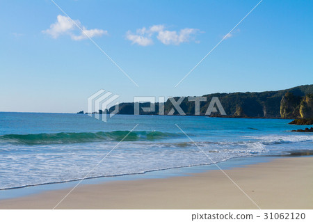 許多Tohama海灘浴清楚的天空藍天雲彩 許多Tohama海灘浴清楚的天空藍天雲彩 31062120