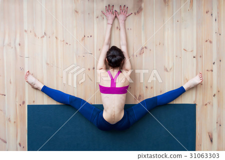 Young girl performing wide-angle seated forward 31063303