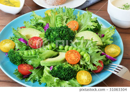 Vegetable salad and soup and bread 31063304