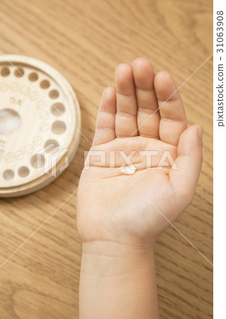 缺少牙齒和牛奶盒 缺少牙齒和牛奶盒 31063908