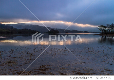 Ura Bandai - Hibara Lake The mysterious light band appeared at dawn Ura Bandai - Hibara Lake The mysterious light band appeared at dawn 31064320