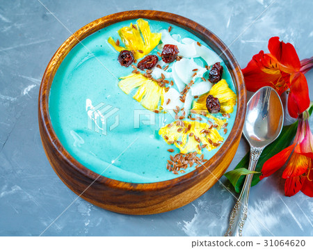 Blue spirulina smoothie bowl with pineapple and co 31064620
