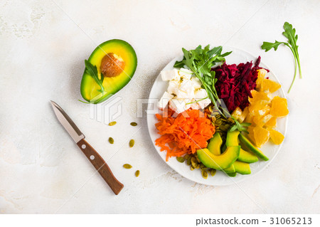 Healthy vegetarian salad with raw beetroot 31065213