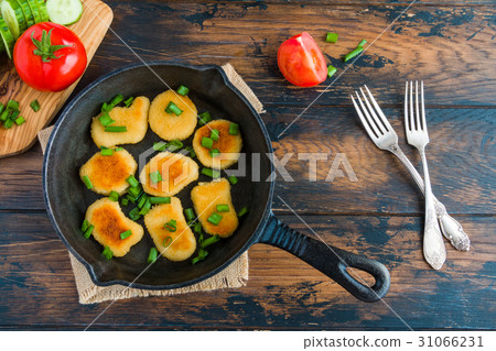 Crisp chicken nuggets with green onion 31066231