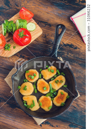 Fried chicken nuggets in black cast iron skillet 31066232