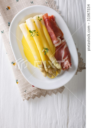 White asparagus with hollandaise sauce and ham White asparagus with hollandaise sauce and ham 31067834