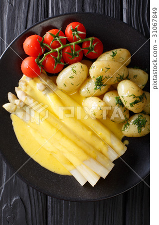 Tasty asparagus with hollandaise sauce and potato Tasty asparagus with hollandaise sauce and potato 31067849
