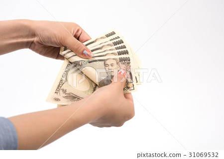 Japanese women in their twenties who count the 10,000 yen bills of Japanese banknotes with white back 31069532