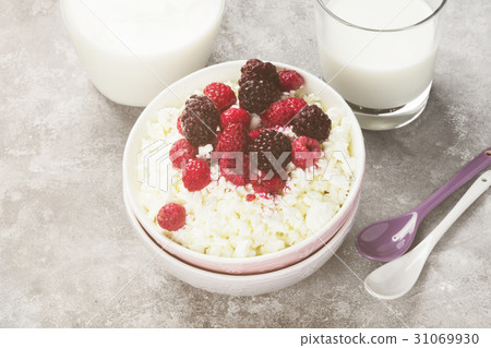 Cottage cheese in bowl with frozen raspberry Cottage cheese in bowl with frozen raspberry 31069930