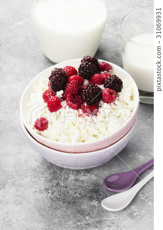 Cottage cheese in bowl with frozen raspberry Cottage cheese in bowl with frozen raspberry 31069931