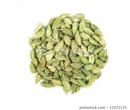 Cardamom seeds isolated on white background 31072131