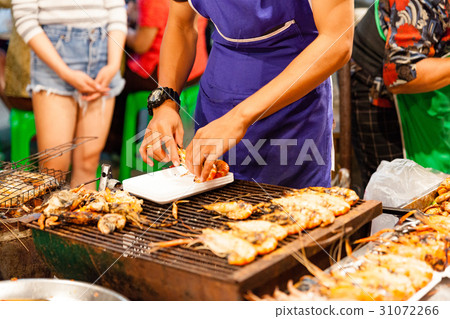 Man prepare prawns for sale 31072266