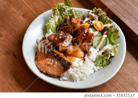 Braised belly pork and charcoal grilled salmon 31072517