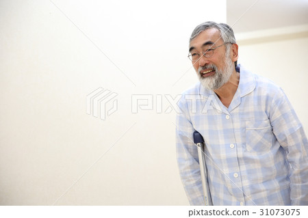 A man with crutches 31073075