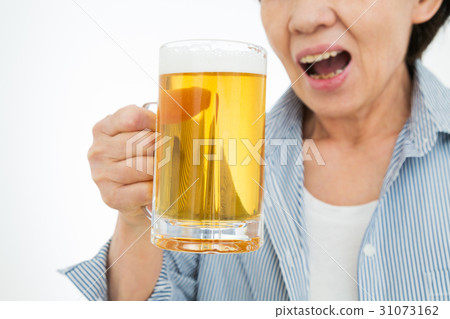 Senior drinking beer 31073162