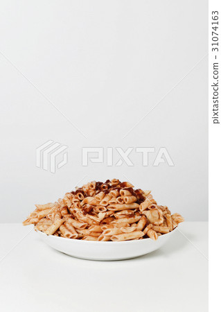 mixed pasta with tomato sauce 31074163