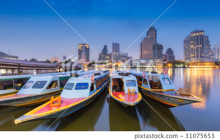 Long tail boat on Chaophraya River in Bangkok. 31075653