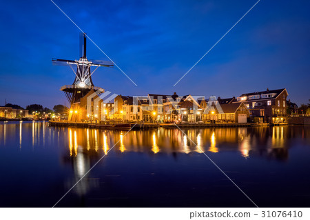 Harlem landmark  windmill De Adriaan on Spaarn 31076410