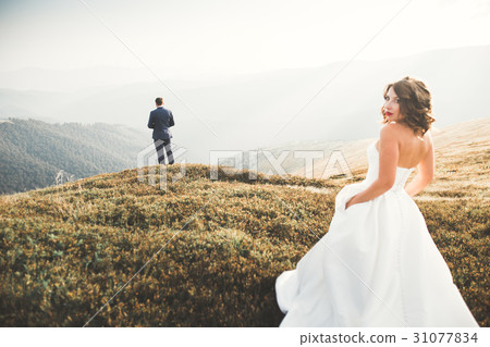 Young newly wed couple, bride and groom kissing Young newly wed couple, bride and groom kissing 31077834
