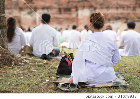 Thai people come to pray in temple on Visakabucha 31079938