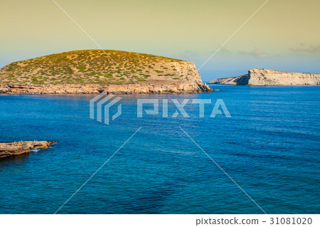 beautiful island and turquoise waters beautiful island and turquoise waters 31081020