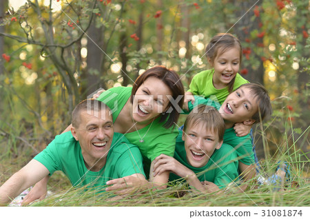family having fun outdoors family having fun outdoors 31081874
