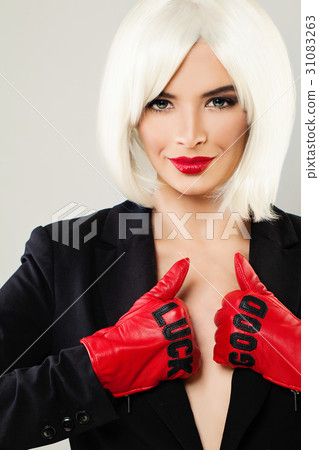 Woman Fashion Model with Blonde Bob Hairstyle 31083263