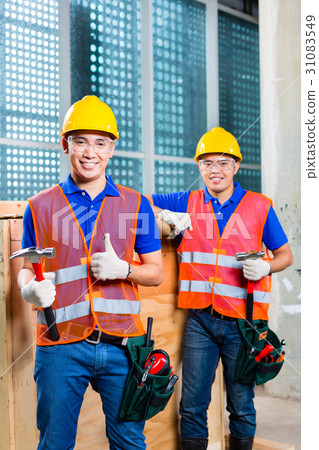 Construction worker close a wood box  31083549