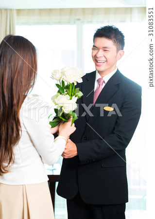 Asian Chinese hotel manager welcoming VIP guest Asian Chinese hotel manager welcoming VIP guest 31083551