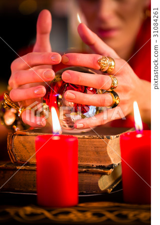 Soothsayer during session with Crystal ball 31084261