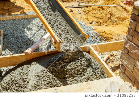 Concreting sidewalk around the house 31085255