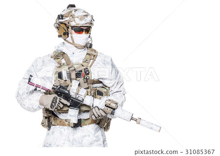 Special forces operator in winter camo clothes Special forces operator in winter camo clothes 31085367