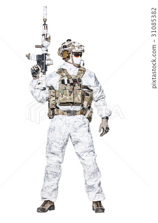 Special forces operator in winter camo clothes Special forces operator in winter camo clothes 31085382