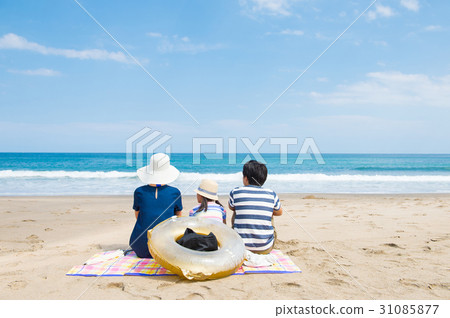在暑假期間,家庭坐一個沙灘 在暑假期間,家庭坐一個沙灘 31085877