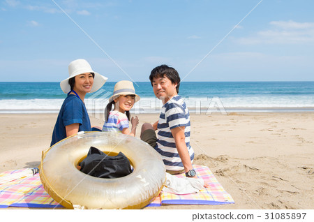 在暑假期間,家庭坐一個沙灘 在暑假期間,家庭坐一個沙灘 31085897